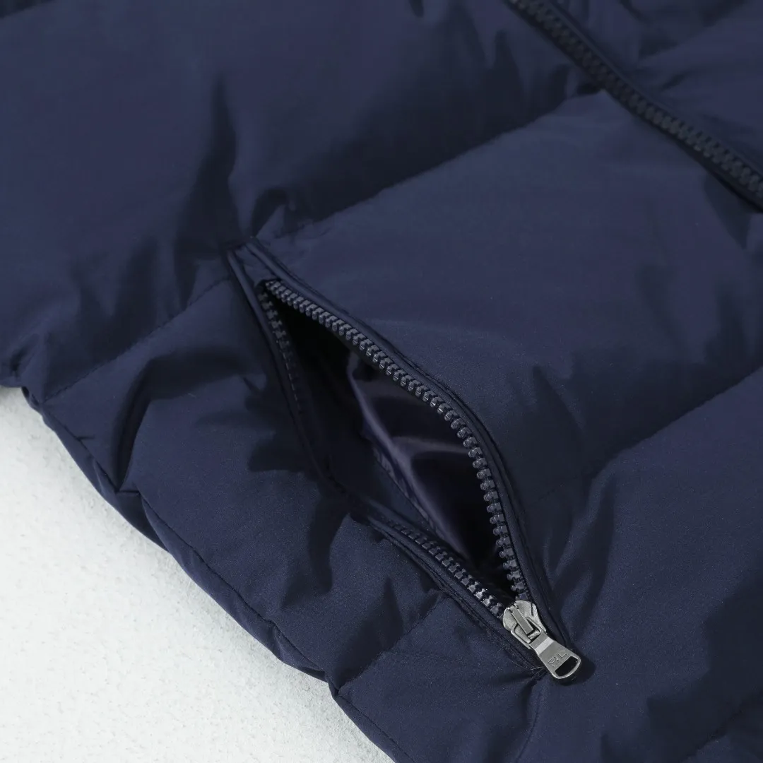 P660 #R54 Ralph Lauren/Ralph Lauren hooded down jacket (top quality, feel free to compare), using imported Barudan embroidery machine, carefully crafted with thousands of needles electric embroidery technology. Imported No. 7 needles and special embroidery thread ensure that every letter of the polo logo is full, three-dimensional and clear, creating the "most expensive embroidery logo" that can be called a work of art. Top-notch velvet core, luxurious warmth. Filled with national standard 80% high-quality white duck down, bringing excellent thermal insulation performance. At the same time, it is lightweight and can quickly regain its fluffiness after compression, bringing you a warm embrace without burden and resisting the harsh winter. Technical fabrics, no fear of wind and snow •Long-lasting fluffy and shape-retaining: High-quality filling ensures that the down jacket is not easy to stiffen and keeps you warm for a long time. •Strict anti-velvet technology: Using 400T gall fabric with pinhole retraction technology, it fundamentally eliminates the phenomenon of velvet leakage and makes wearing more secure. •All-round protective experience: Windproof and waterproof matte fabric, combined with an adjustable hem with a built-in drawstring buckle, can effectively lock in temperature and cold, and cope with changeable weather. Perfect details, creating a classic •Original electroplated YK zipper, smooth and durable, with brand texture highlighted in every detail. •Detachable hood design, one garment can be worn multiple times to meet different occasions and outfit needs. •Original hangtag and washed label, quality guaranteed. Five colors come together for couples to enjoy together: black is cool, beige is gentle, navy is calm, khaki is retro, and green is fresh. Available in five colors, the same style for men and women, it can be worn perfectly as a couple's outfit or a personalized item, becoming an indispensable fashion equipment on the streets in winter. Color: black, khaki, navy blue, army green, beige Size: S M L 66 67